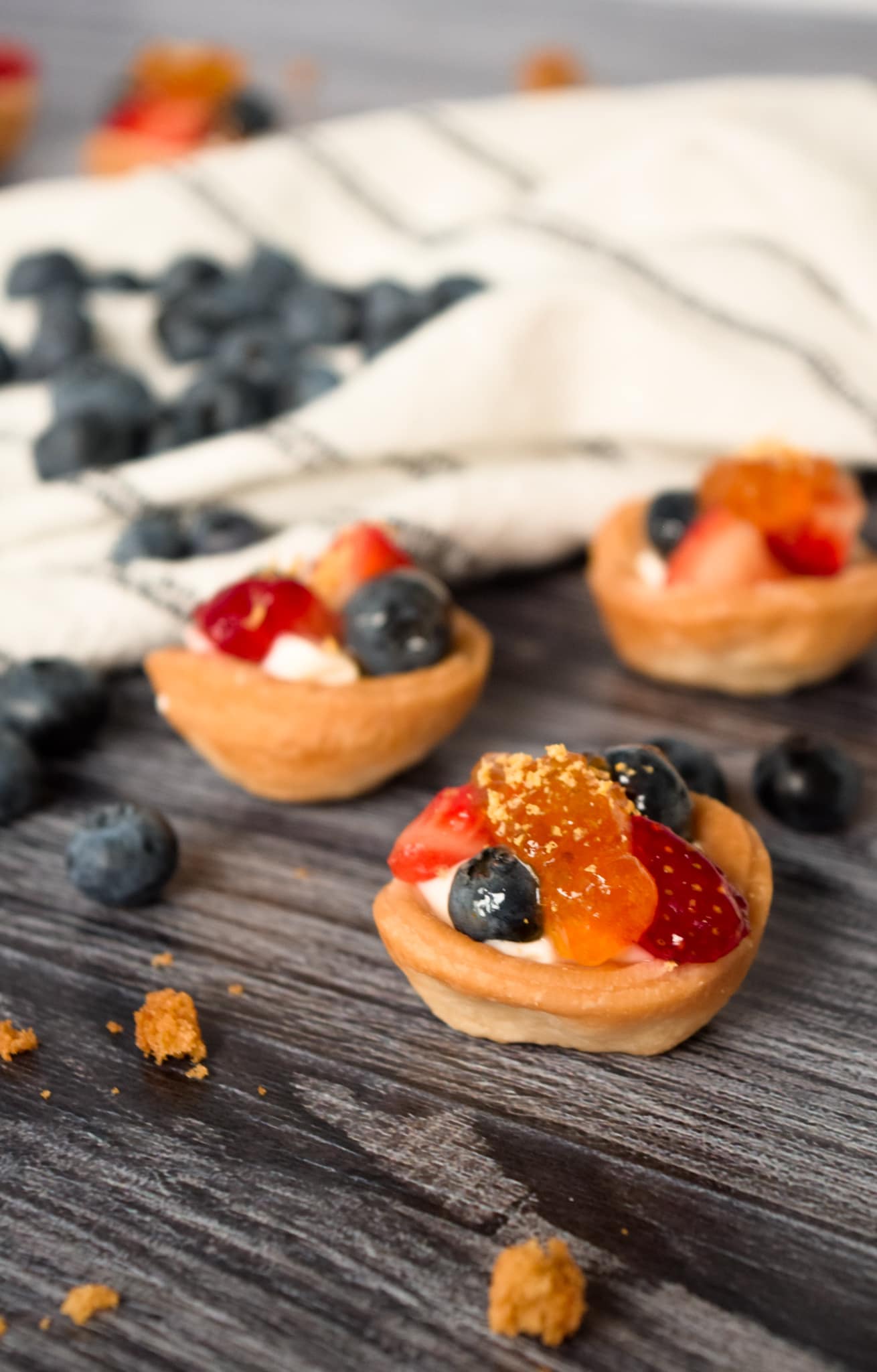 Small Berry Tarts with Cream Cheese